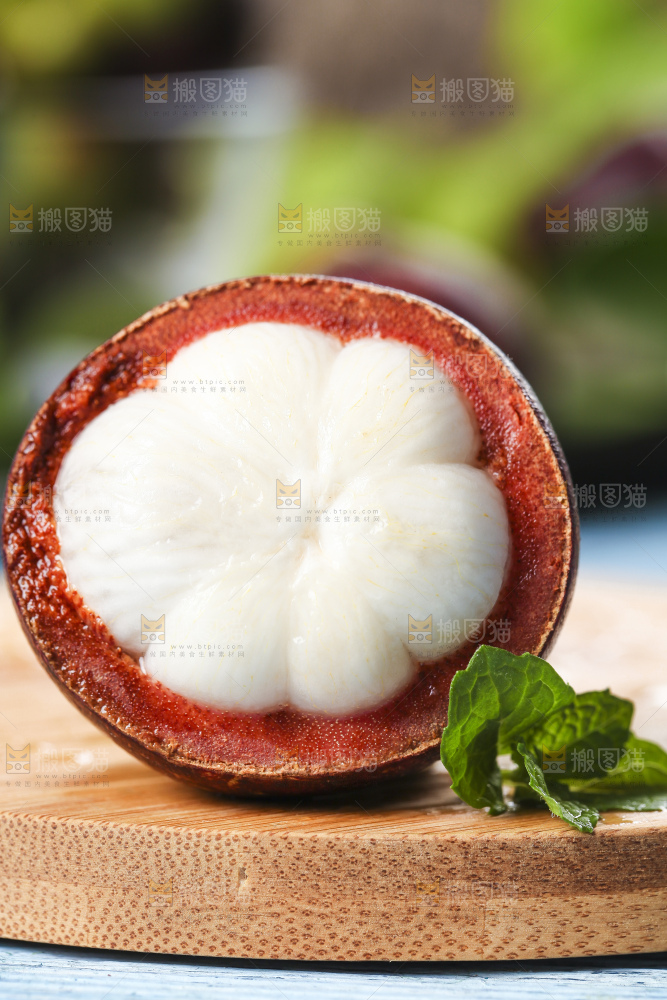 木底上摆放着山竹