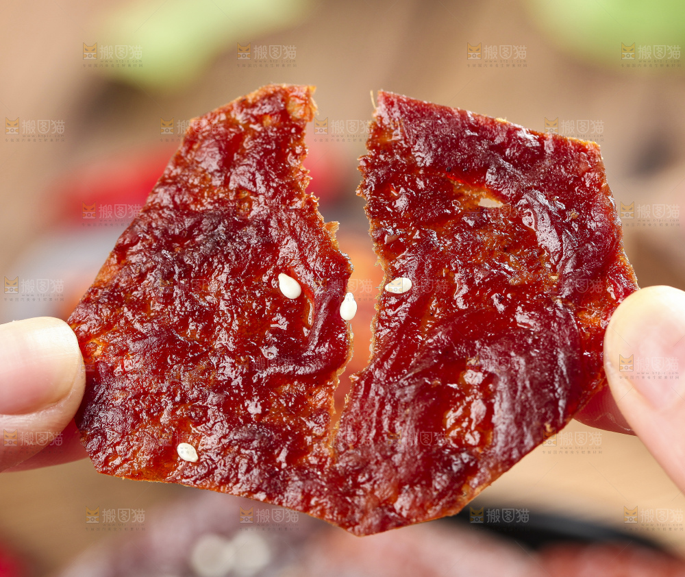 手里拿着肉脯