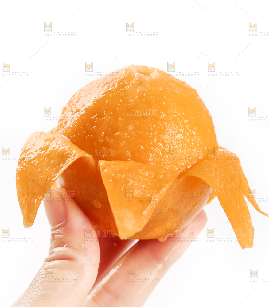 手里拿着枇杷