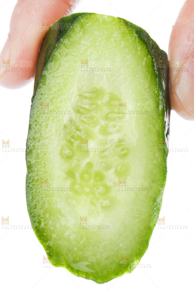 手里拿着嫩黄瓜