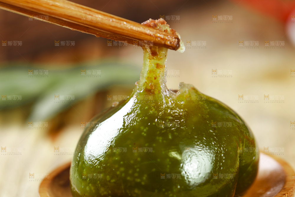 筷子夹着艾草青团