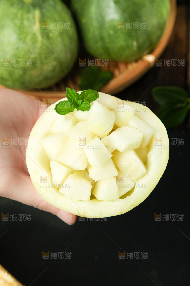 手里拿着阎良甜瓜