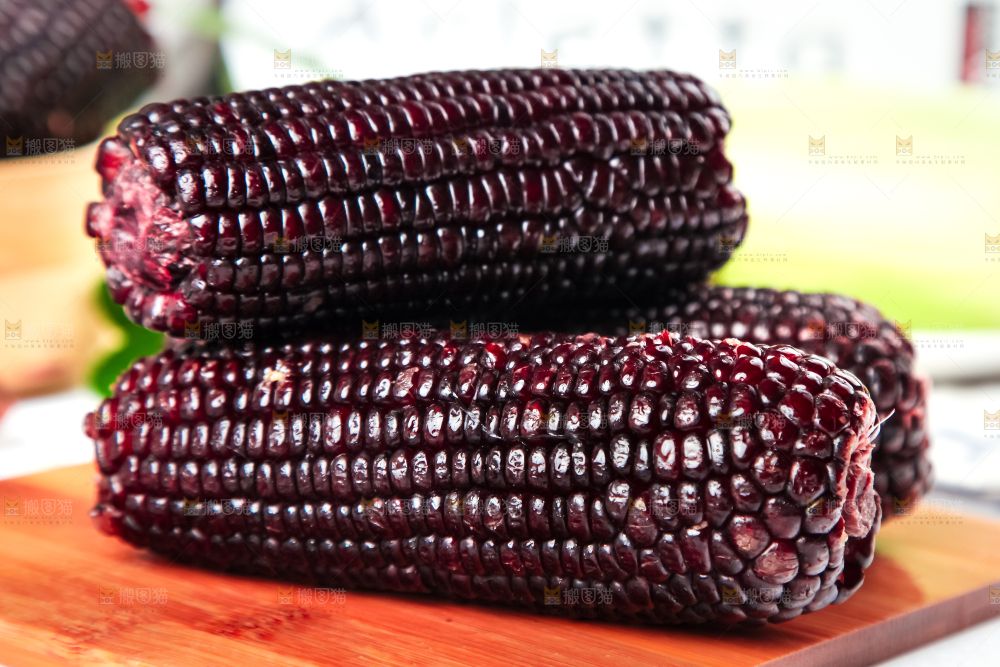 木底上放着东北黑玉米