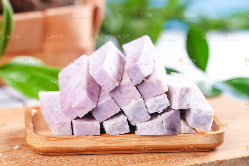 木板上摆放着芋头