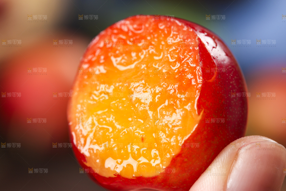 手里拿着脆李子