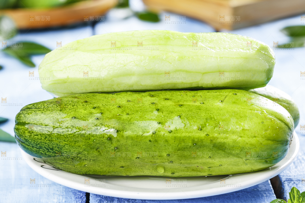 碟子里放着新鲜黄瓜