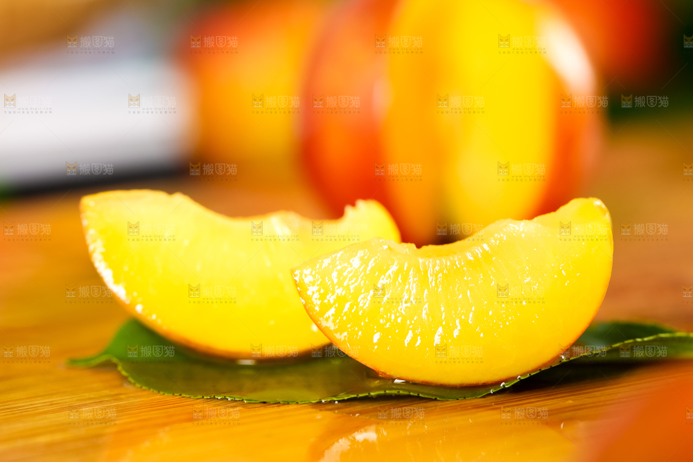 木底上摆放着珍珠李子