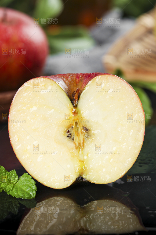 深底上摆放着秦冠苹果