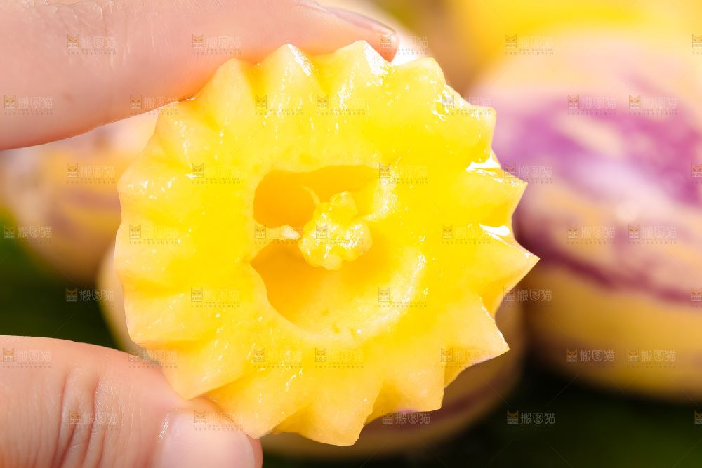 手里拿着黄心人参果