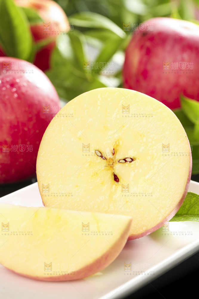 碟子里装着苹果