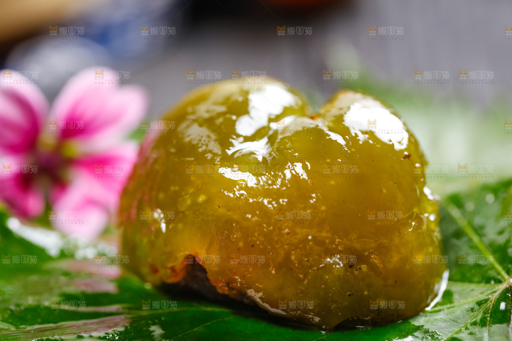 绿叶上放着艾草团