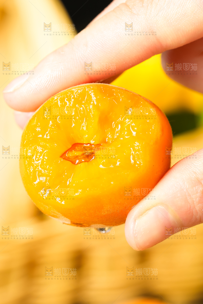 手里拿着黄杏