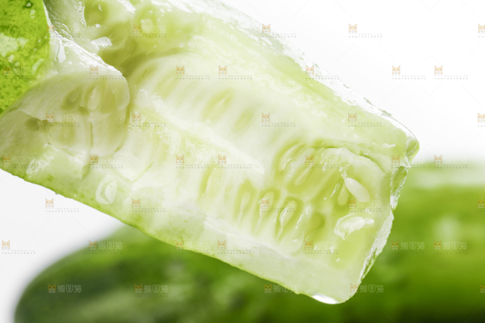 白底上放着刺青瓜