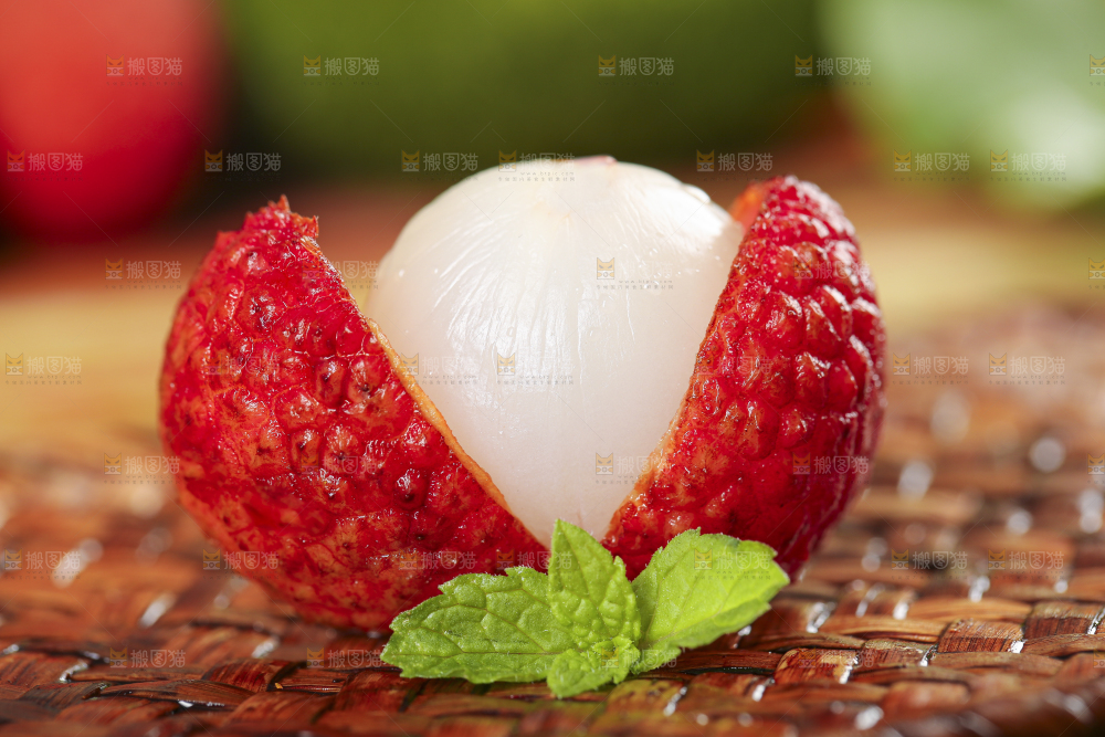 木底上摆放着红荔枝