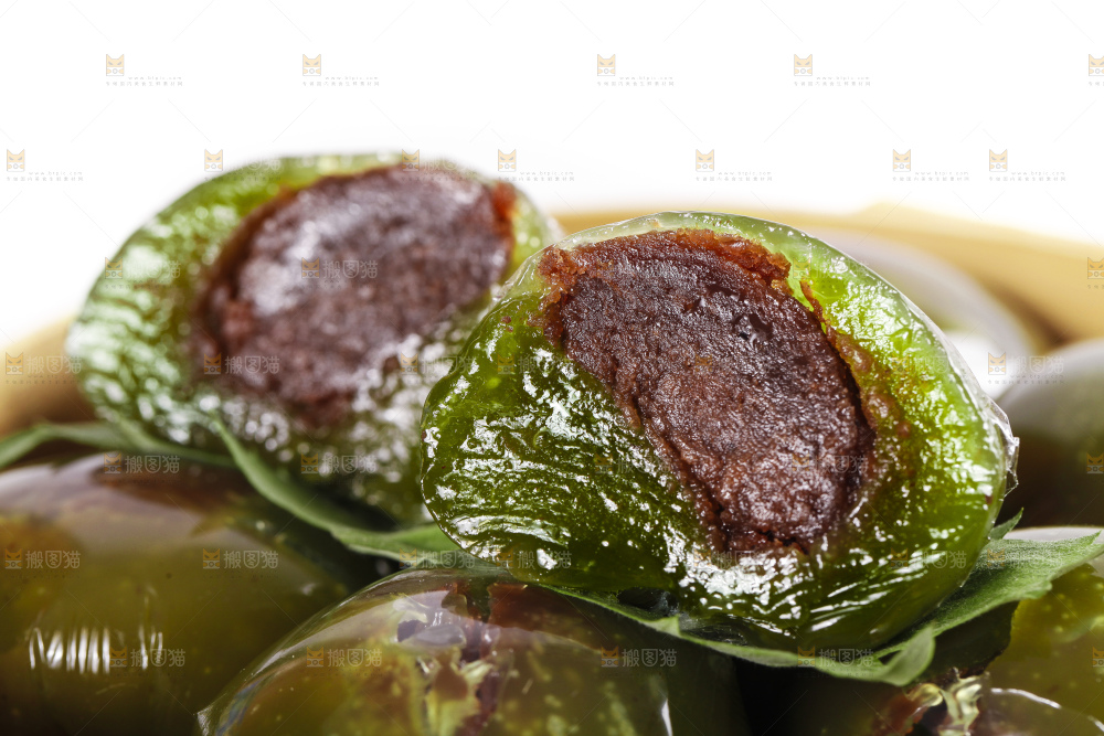 蒸笼里放着艾草青团