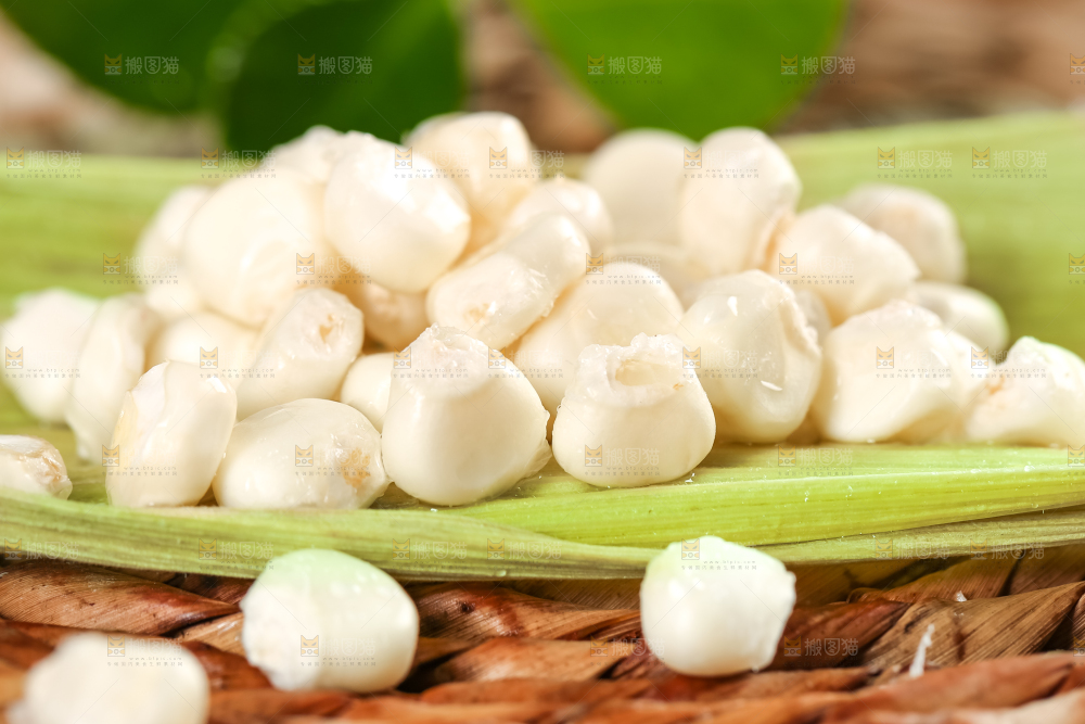 编织垫上放着玉米