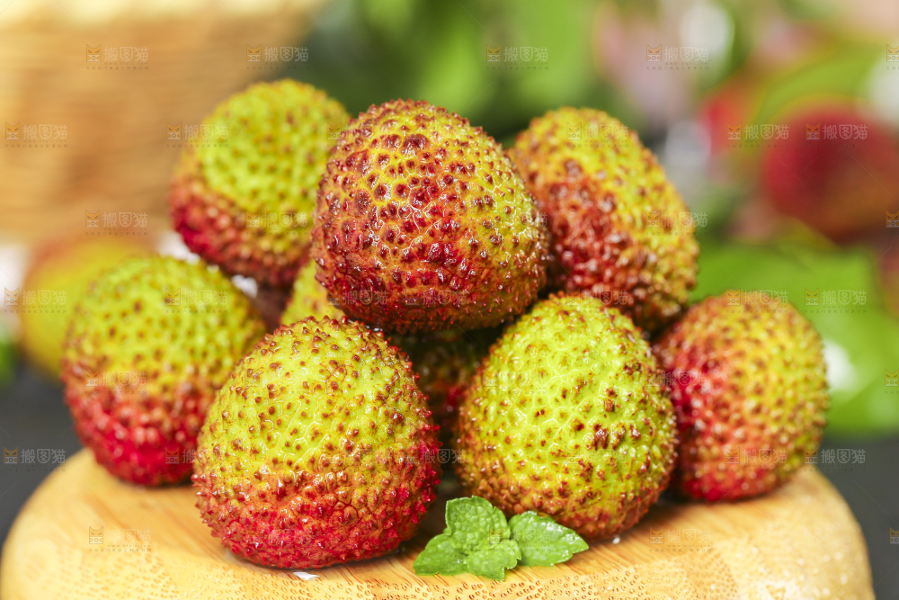 木板上放着荔枝