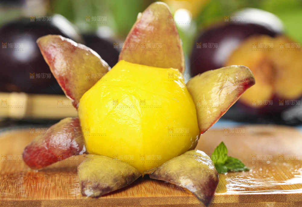 木板上放着黄肉黑布李
