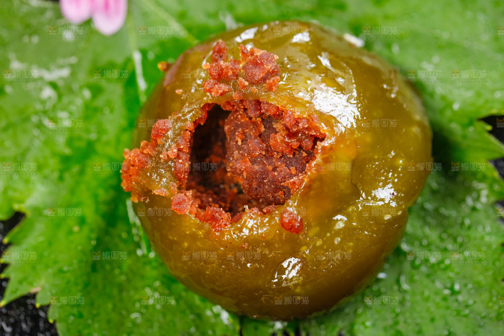 绿叶上放着艾草团