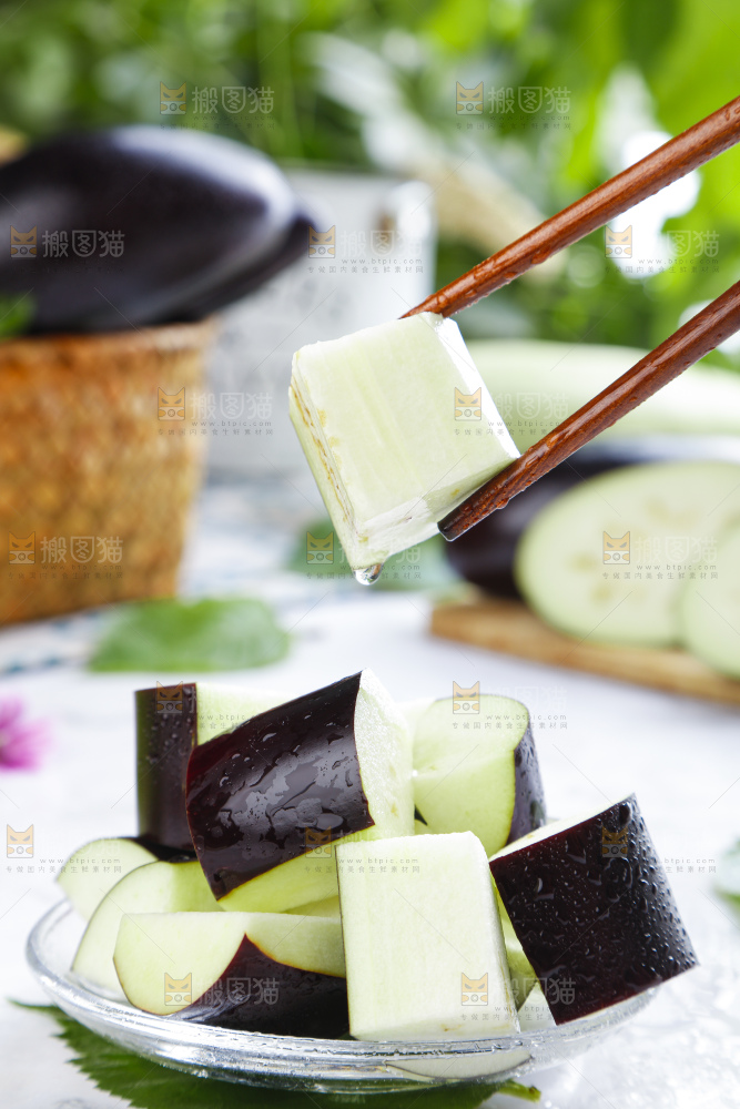 碟子里装着切块的紫茄子