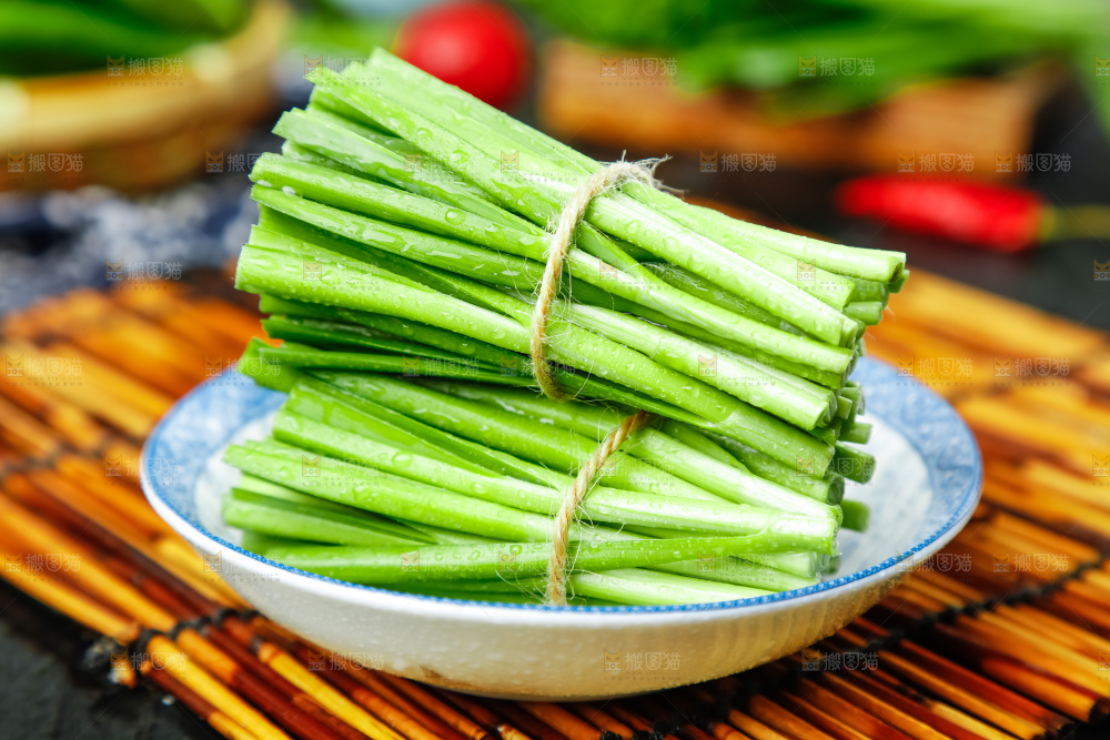 深底上摆放着山东韭菜
