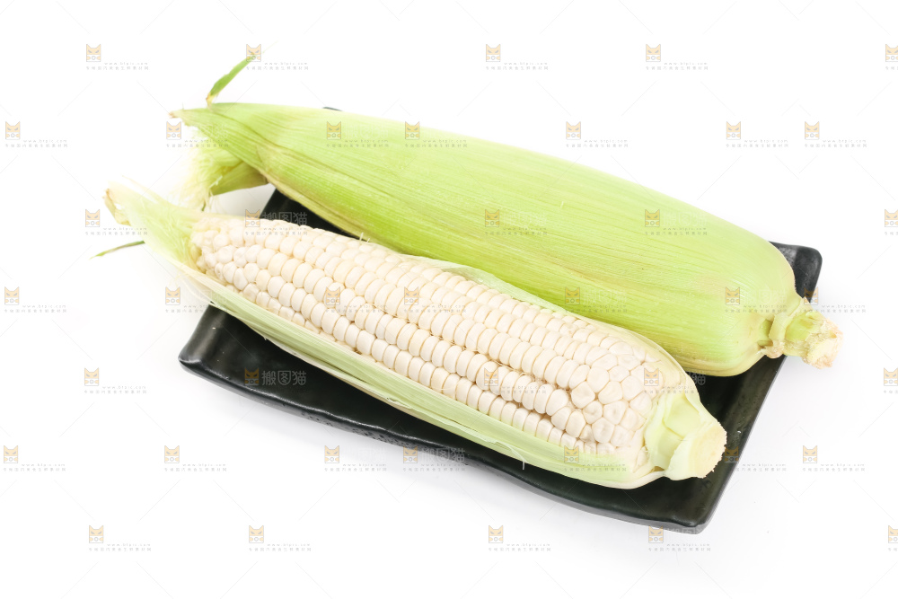 盘子里放着牛奶糯玉米