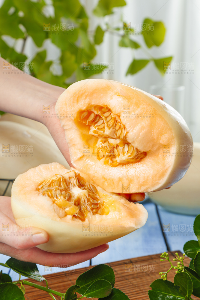 手里拿着白皮蜜瓜