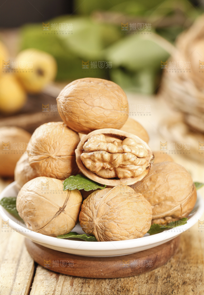 盘子里装着大核桃