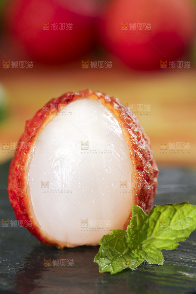 黑石板上摆放着荔枝