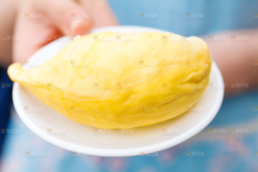 手里拿着榴莲
