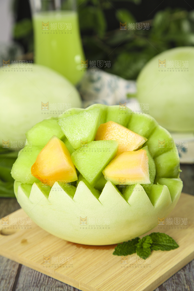 木板上放着玉菇甜瓜