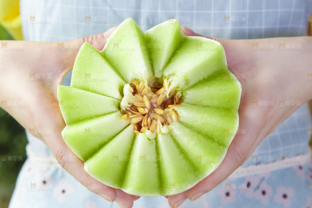 手里拿着玉菇香瓜