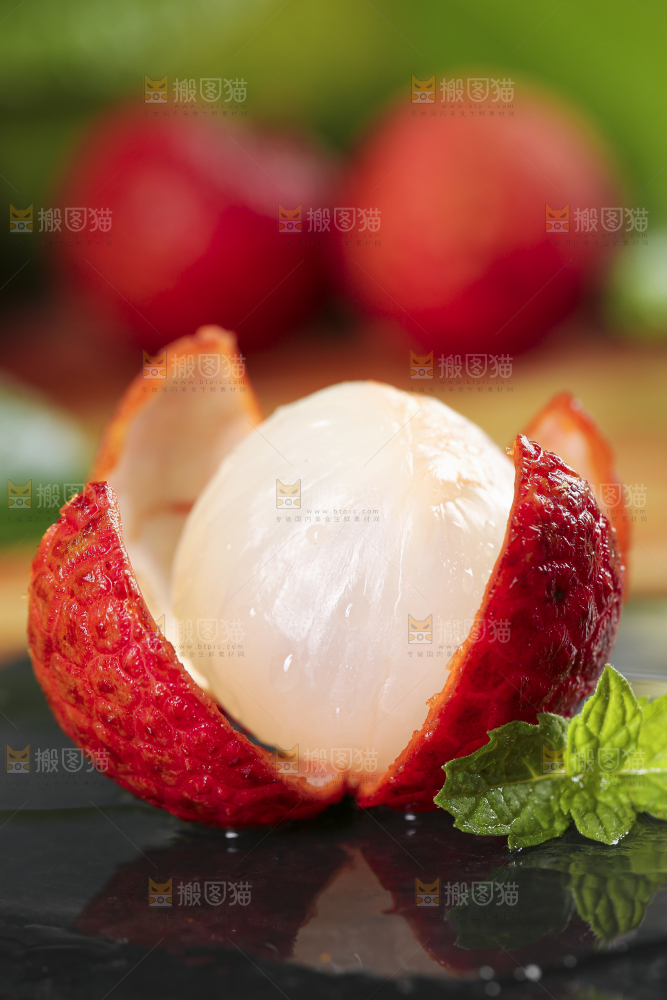 黑石板上摆放着荔枝