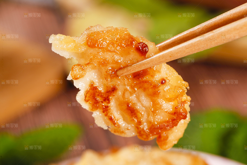 筷子夹着土豆饼