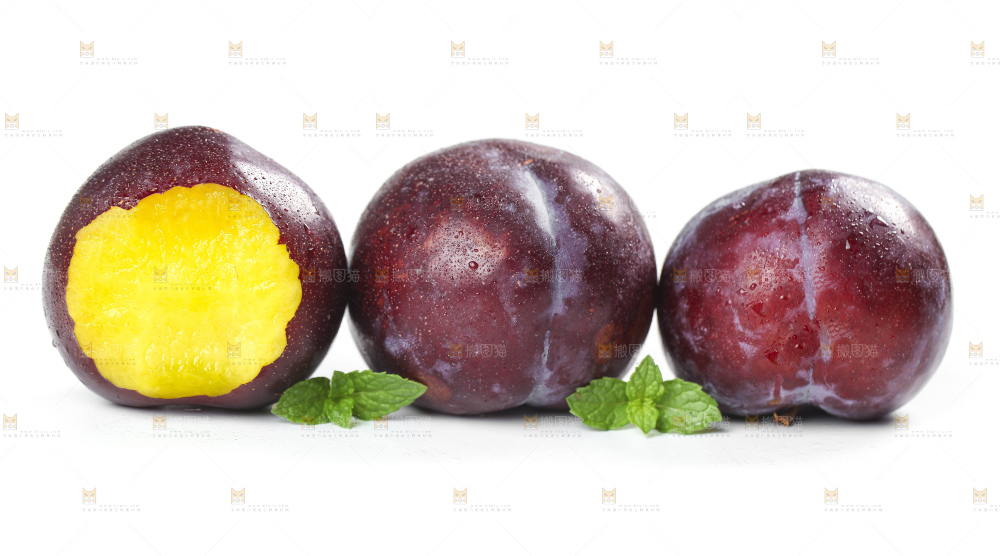 白底上放着智利黑布林李子