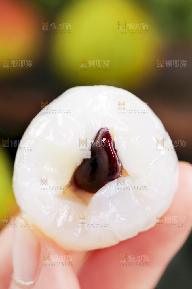 手里拿着海南妃子笑荔枝
