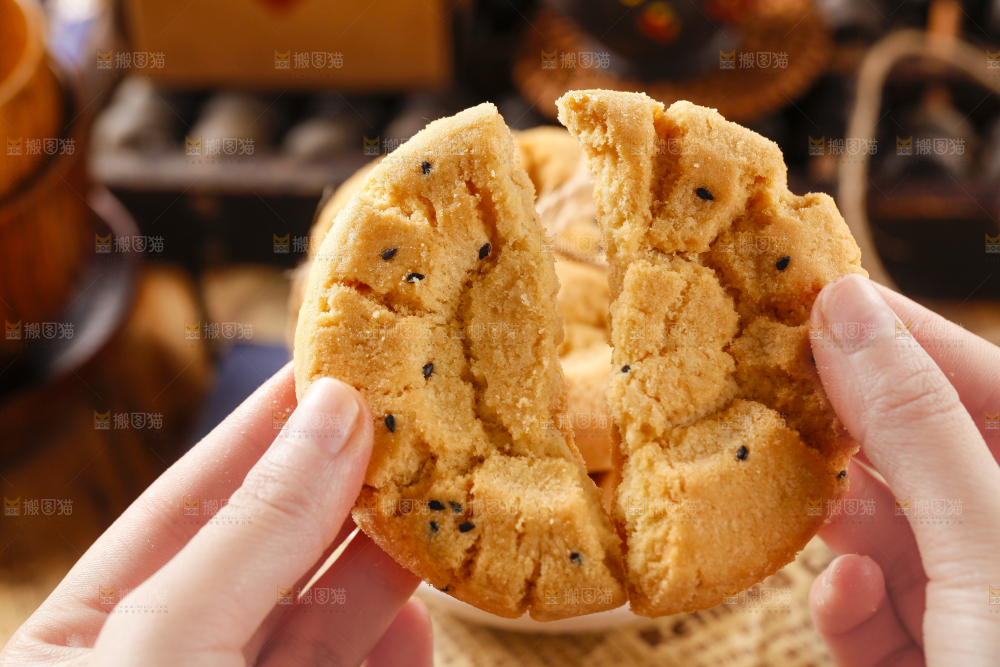 手里拿着桃酥饼