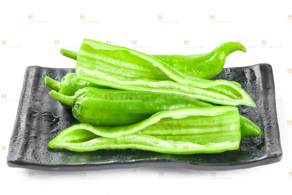 盘子里装着薄皮青椒
