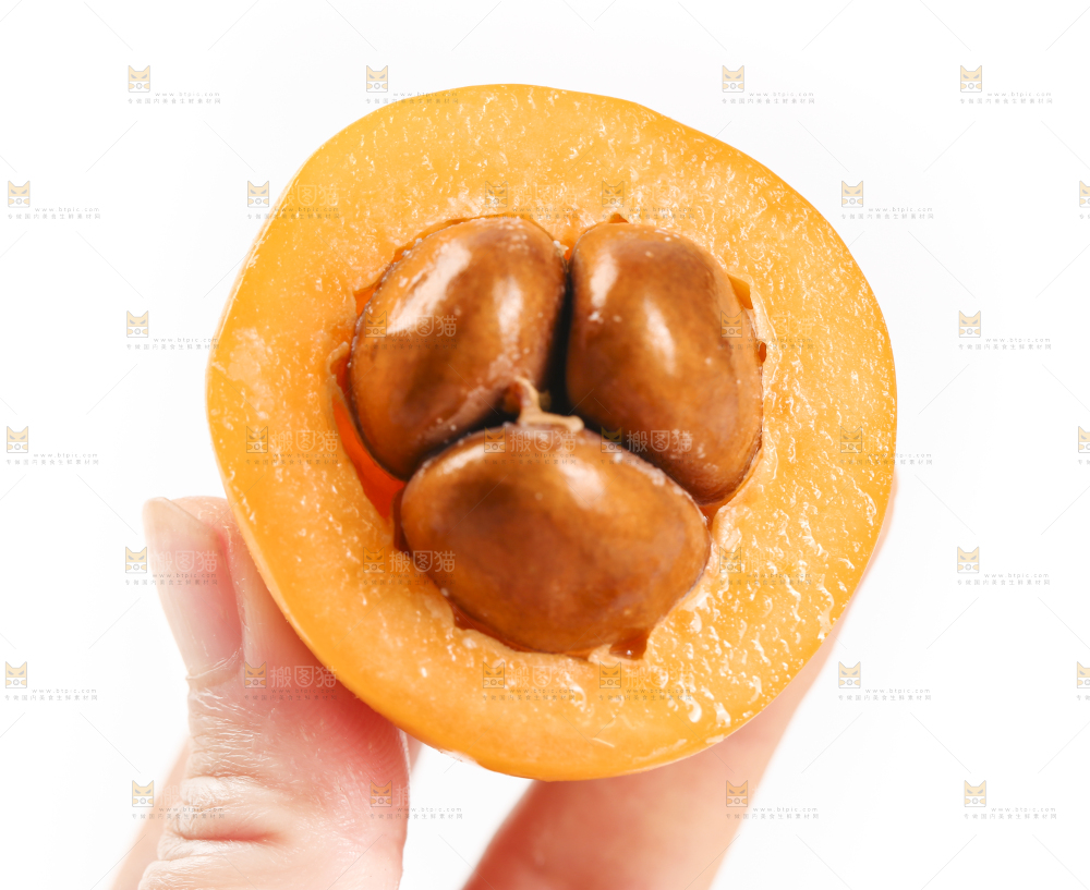 手里拿着枇杷