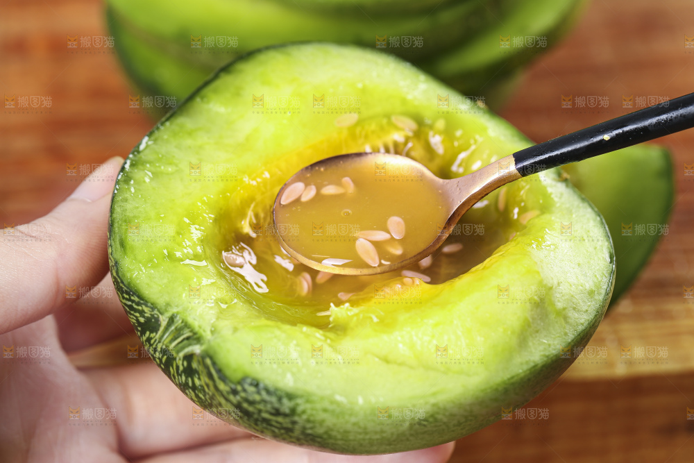 手里拿着绿宝香瓜