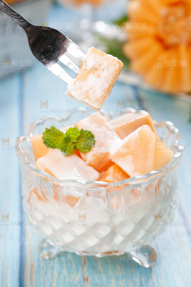 杯子里装着牛奶哈密瓜