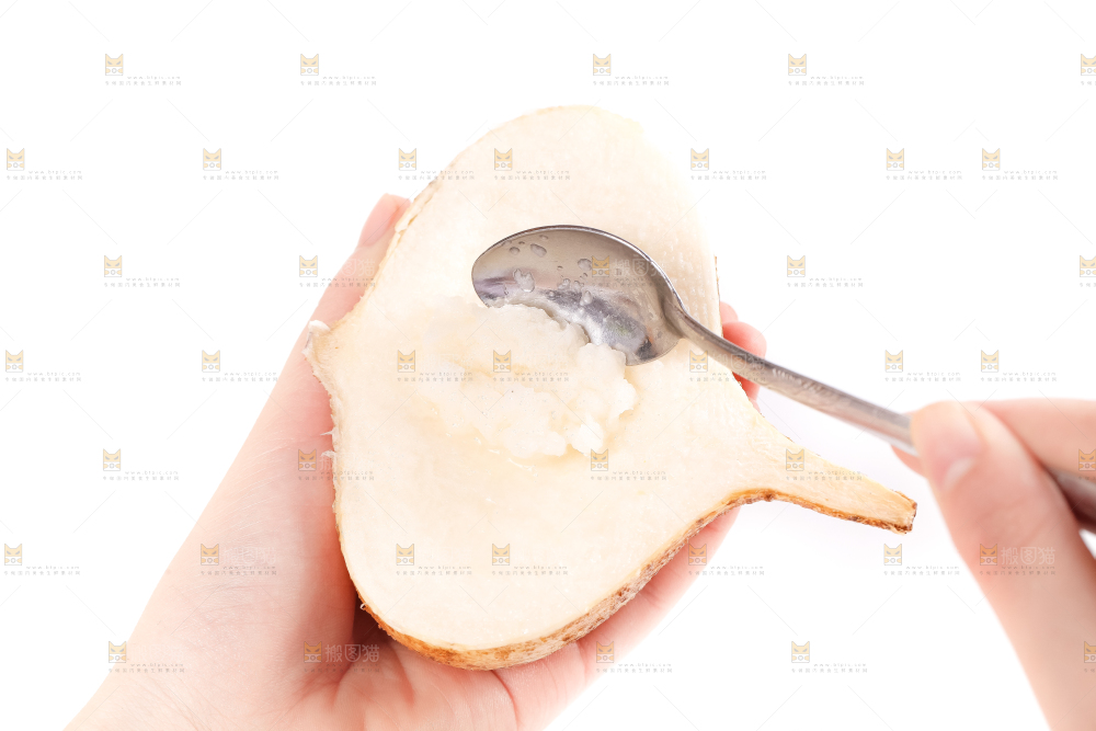 手里拿着凉薯