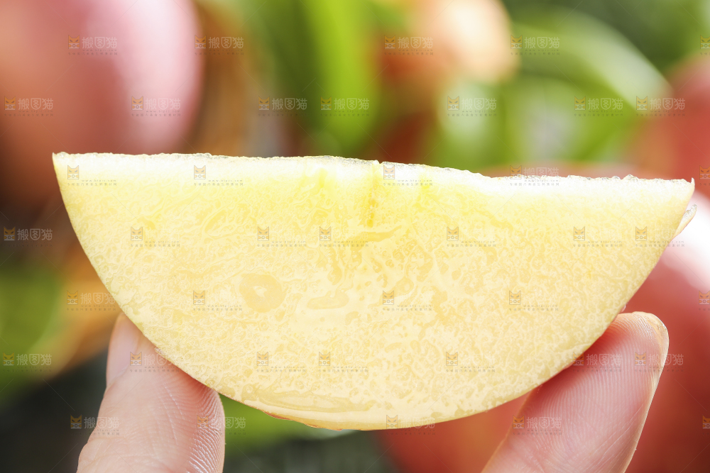 手里拿着苹果
