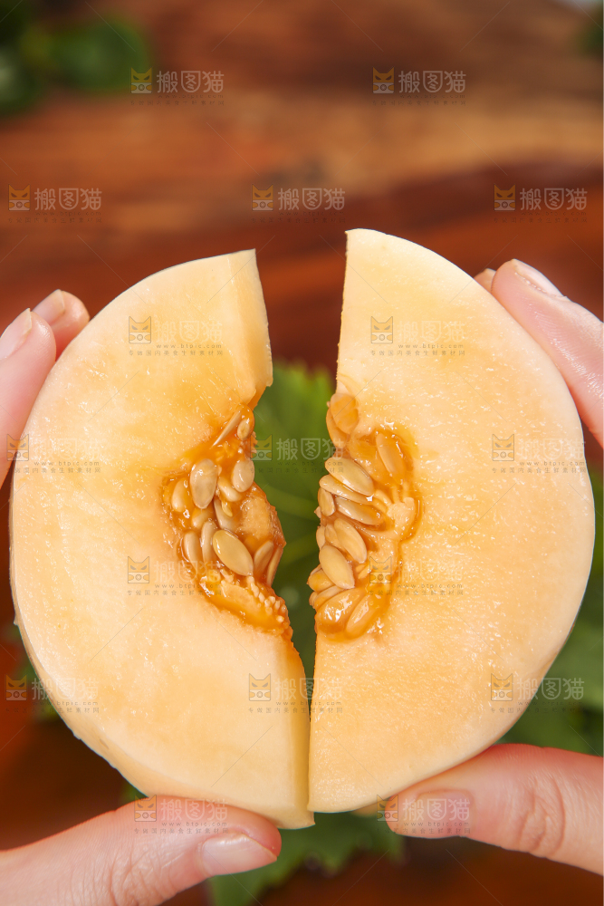 手里拿着东方蜜甜瓜