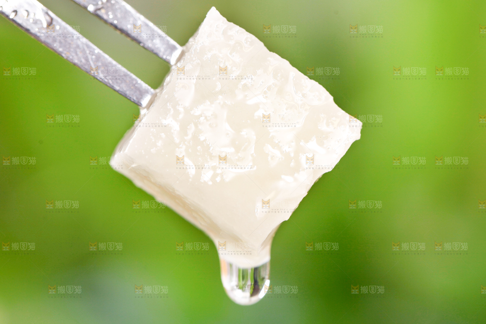 手里拿着番葛