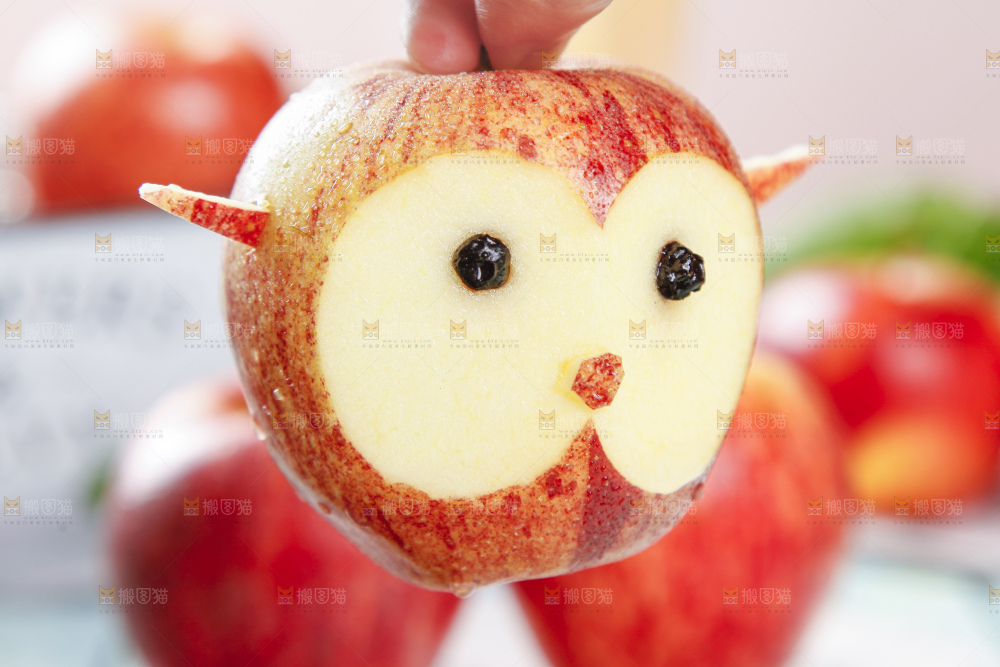 手里拿着苹果