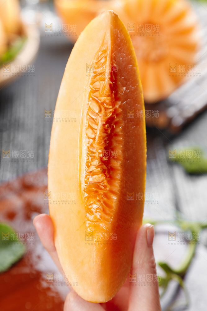 手里拿着黄皮哈密瓜