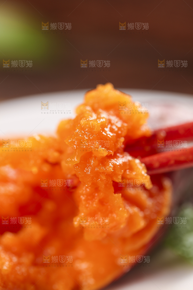 筷子夹着蜜薯