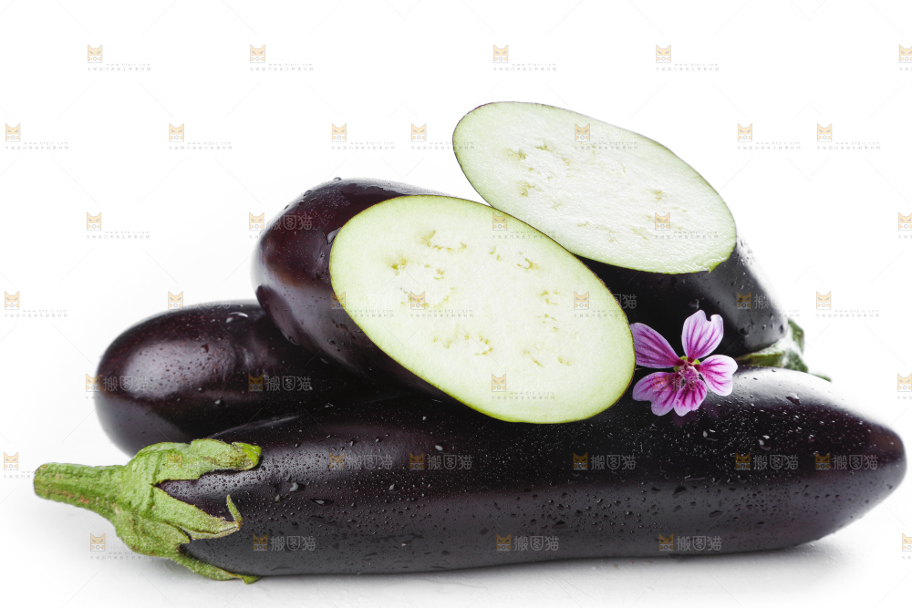 白底上摆放着紫茄子