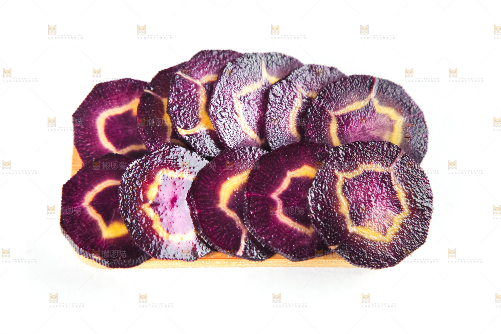 白底上摆放着紫玉胡萝卜